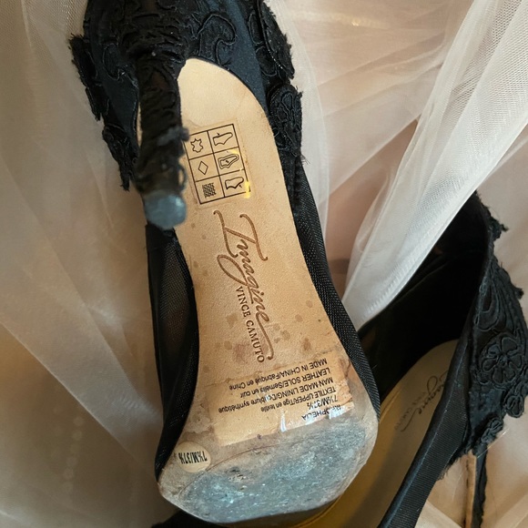 Victoria Pumps by Vince Camuto - Picture 3 of 3